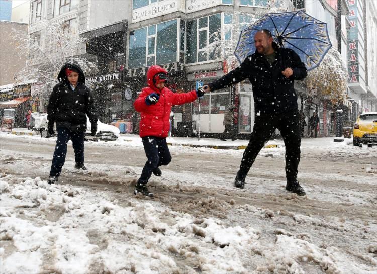 <p>Ardahan genelinde kar yağışı sonrası etkili olan buzlanma ulaşımda aksamalara yol açıyor. Olumsuz hava koşulları nedeniyle il merkezi, Göle ve Hanak'ta taşımalı eğitime, Çıldır ilçesinde ise eğitime bir gün ara verildi.</p>