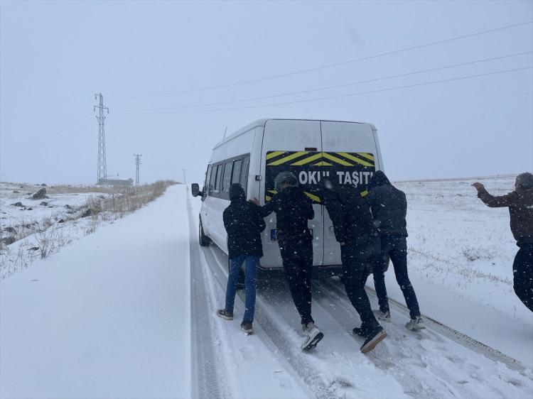 <p>Ardahan genelinde kar yağışı sonrası etkili olan buzlanma ulaşımda aksamalara yol açıyor. Olumsuz hava koşulları nedeniyle il merkezi, Göle ve Hanak'ta taşımalı eğitime, Çıldır ilçesinde ise eğitime bir gün ara verildi.</p>
