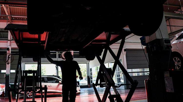 <p>Karlı havalarda araç kullanımı için dikkat etmeniz gereken bir diğer madde ise araç bakımı. Kar yağmasını beklemeden, aracınızın bakımını mutlaka yaptırın.</p>