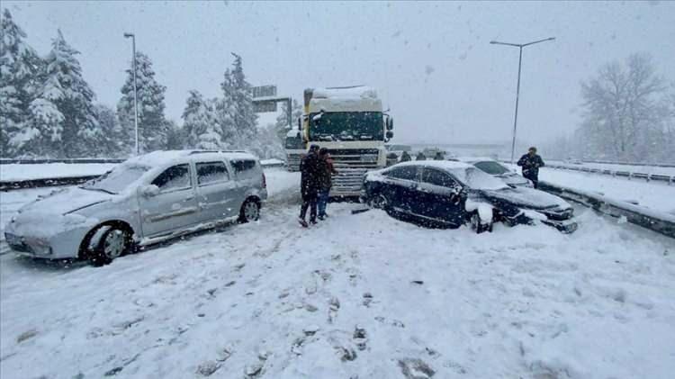 <p>Taşıt hız sınırları ve buna bağlı olarak uyulması gereken 'araç takip mesafesi' kuralları, trafik kazalarına ve çarpışma riskine olan etkilerinden ötürü oldukça önemli.</p>
