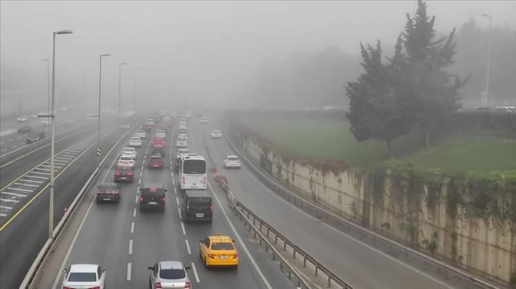 <p>Mecbur kalınmadıkça da sisli havalarda trafiğe çıkılması önerilmez. </p>
