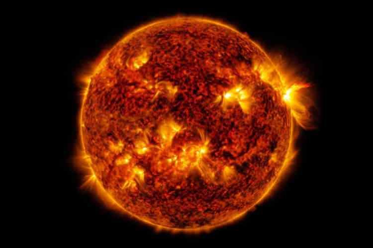 <p>Güneş'te ilk kez kutup ışıkları görüldü. Çarpıcı manzara, Güneş lekesinin 40 bin kilometre üzerinde ortaya çıktı.</p>
