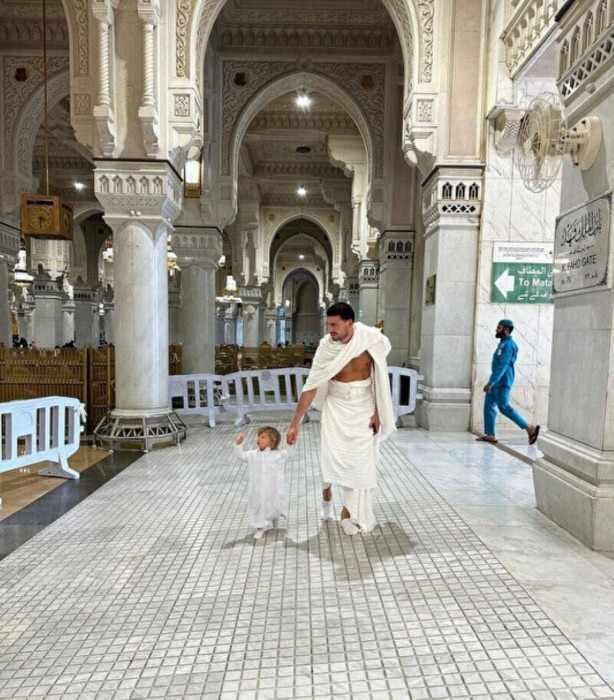 <p>Aynı zamanda sosyal medya fenomenlerinin yasa dışı işler yaparken 'Umre' ibadeti gibi kutsal bir görevi malzeme etmeleri tepki topladı.</p>