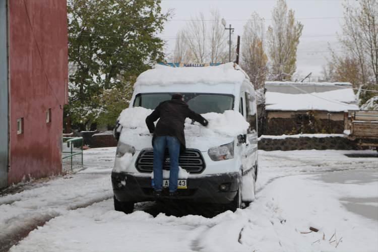 <p>Bir diğer yandan Kuzey, iç ve batı bölgelerde yağışlı hava ile birlikte hissedilir derecede (2°-10°C) azalacağı ve mevsim normallerinin altında düşeceği, diğer yerlerde önemli bir değişiklik olmayacağı tahmin ediliyor.</p>

<p>Meteoroloji Genel Müdürlüğü, bunun ardından bugün 19 il için sarı ve turuncu kodlu uyarı verdi.</p>

<p> </p>
