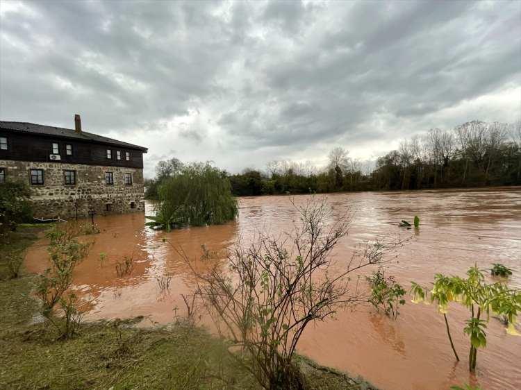<p>Bu kapsamda İç Anadolu'nun doğusu, Karadeniz ile Doğu Anadolu'nun kuzey ve doğusu, Güneydoğu Anadolu'nun doğusu ile İstanbul, Kocaeli, Yalova, Sakarya, Çankırı, Şanlıurfa çevreleri ve Ankara'nın kuzey kesimlerinin yağışlı geçeceği tahmin ediliyor.</p>