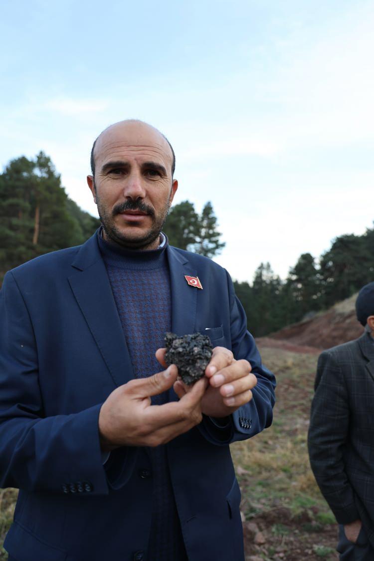 <p>Koruyla ilgili açıklama yapan Köy muhtarı Erhan Bektaş, “Burası Sivas’ın Suşehri ilçesi Karacaören köyü sınırların içerisinde bulunan Katran Baba anıtı. Katran babanın hikayesi şu şekilde; Fatih Sultan Mehmet Han Otluk Savaşına giderken buradan geçiyor. Buradan geçerken atların uyuz oluyor. Katran Baba yerden katran çıkararak atları tedavi ediyor. Buradan Fatih Sultan Mehmet Han’ı Otlukbeli’ne savaşa gönderiyor. Kendisi de ilim ve irfan yaymak için burada kalıyor. Bu türbe 2022 yılında restore edildi. İş adamımız tarafından bölgenin maneviyatının geleceğe aktarılması için yaptırıldı. </p>
