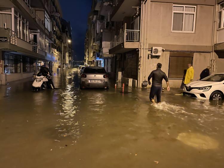 <p>Şiddetli rüzgarın ardından Karşıyaka Cemal Gürsel Sahil Yolu da tamamen sular altında kaldı. Birçok yeri su basarken, deniz suyunun arka sokaklara kadar ulaştığı görüldü.</p>