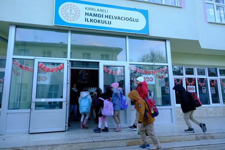 <p>Kırklareli'nde de öğrenciler, sabahın erken saatlerinde okullarına geldi.</p>
