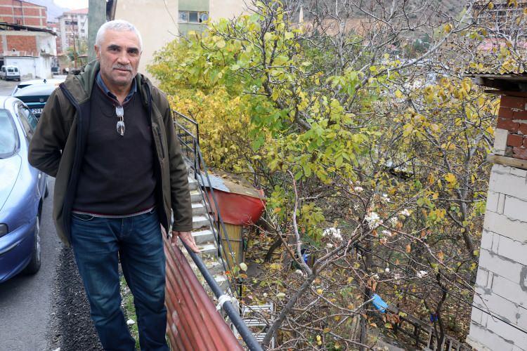 <p>Kasım ayının son günlerinde betonun içerisinde bitmiş bir elma ağacının çiçek açmasını düşündürücü bir olay olduğunu ifade eden mahalle sakinlerinden Sait Terzi, “Bu ağaç yaklaşık 20 gündür böyle. Üzerinde hem elma meyvesi var hem de çiçekleri var. Bu şekilde milyonda denk gelebilecek bir şeyi ben ilk defa gördüm Gümüşhane'de. Yaklaşık bir ay önce de kendi köyümde evin yanında armut ağacının çiçek açtığına şahit oldum” dedi.</p>