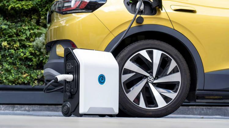 <p><strong>VERGİ AVANTAJLI DİLİMDE YER ALACAKLAR</strong></p>
<p><br />
Düzenleme öncesinde ÖTV ve KDV eklendiğinde fiyatı 1 milyon 650 bin TL'nin üzerine çıkan elektrikli otomobiller yüzde 40'lık ÖTV dilimine geçiş yapıyordu ve otomatik olarak fiyatları 2 milyon 100 bin TL'nin üzerine çıkıyordu. Matrahın 1 milyon 450 bin TL'ye çıkarılmasıyla yüzde 10 ÖTV ve yüzde 20 KDV eklendiğinde fiyatı 1 milyon 914 bin TL'ye kadar olan elektrikli otomobiller vergi avantajlı dilimde yer alacak.</p>