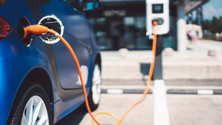 <p><strong>500 BİN TL'YE KADAR DÜŞÜŞ BEKLENİYOR</strong></p>
<p><br />
Son aylarda Türkiye'ye gelen elektrikli otomobiller 1 milyon 500 bin ila 1 milyon 600 bin TL arasında bir fiyat etiketiyle piyasaya giriyordu.</p>