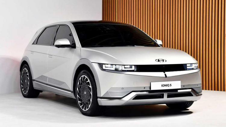 <p><strong>Listeleri güncellenen modellerden bazıları ise şunlar:</strong></p>
<p>Hyundai Ioniq 5 - 125 kW 4x2 Progressive -</p>
<p>2.185.000 TL’den 1 milyon 718 TL’ye geriledi.</p>
