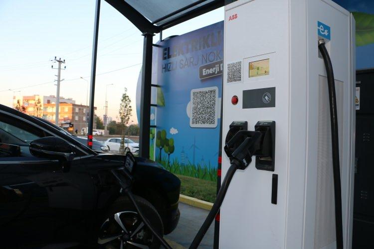 <p>Elektrikli araba ile çok rahat Türkiye'de uzun süre bir yolculuk da yapılabiliyor. Ayrıca elektrikli otomobiller üç türde şarj edilebiliyor. İlki evde normal bilgisayarı telefonu şarj ettiğiniz 220 voltluk şarj prizinden de araçlarınızı şarj edebilirisiniz. Tabii bu en yavaş olanı. </p>
