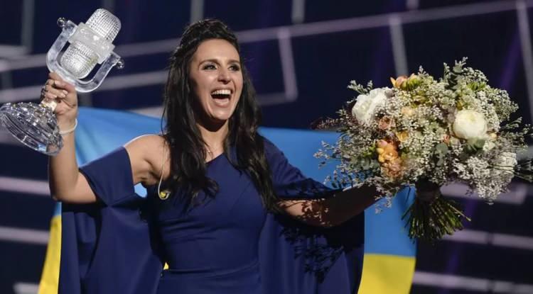 <p><span style="color:#B22222"><em><strong>2016 yılında dünyaca ünlü müzik yarışması 'Eurovision'u 1944' tarihinde yaklaşık 200 bin Kırım Tatarı'nın tehcirini anlatan parçası "1944" ile kazanan Jamala, Rusya'nın hedefi haline geldi. Ukraynalı Kırım Tatarı ünlü sanatçı, Rusya tarafından 'arananlar' listesine eklendi.</strong></em></span></p>
