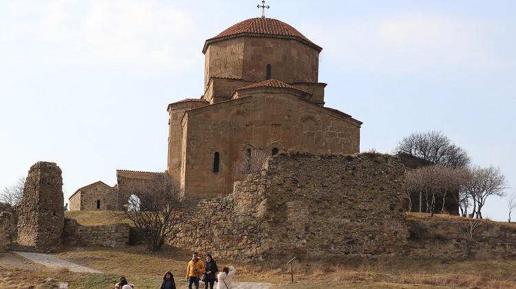 <p>İstanbul’dan uçakla bir saat içinde Karadeniz kıyısındaki Batum’da ya da başkent Tiflis’te olunabiliyor. </p>