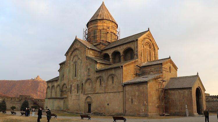 <p> Ülkeye otobüs seçeneğini değerlendirerek ve manzaranın keyfini çıkararak yolculuk yapmak da mümkün oluyor.</p>