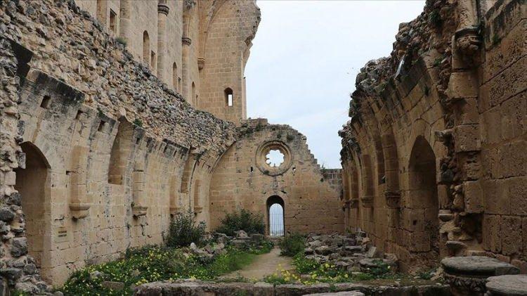 <p>Hafta sonu tatillerinde olduğu kadar uzun süreli tatiller için de eşsiz bir rota olan Kıbrıs’ta tarihi bölge Bellapais’in yanı sıra Girne Kalesi ve Selimiye Camii görülebilir.</p>