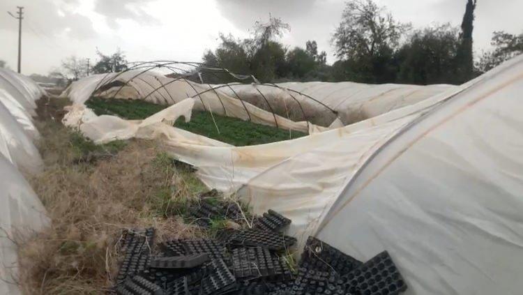 <p>Antalya geneline dün akşam saatlerinde buyana etkili olan sağanak yağmur ve şiddetli fırtına sebebiyle çilek seraların plastik örtüleri zarar gördü.</p>