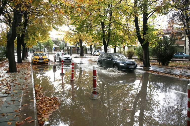 <p>Eskişehir'de sürücüler, sağanak nedeniyle ilerlemekte güçlük çekti.</p>