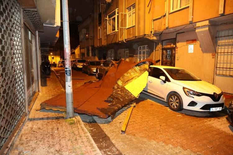 <p>İstanbul kent genelinde etkili olan lodos ve sağanak nedeniyle bazı yerlerde çatılar uçtu.</p>