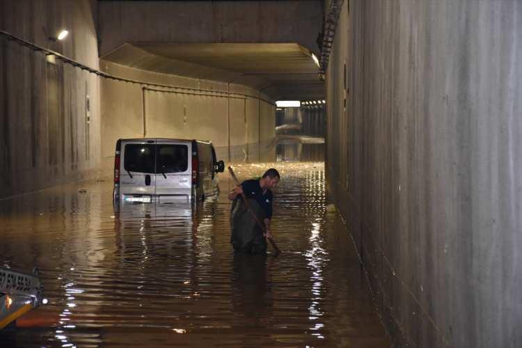 <p>Antalya'da, sağanak nedeniyle suyla dolan alt geçitte arızalanan araçta mahsur kalan 3 kişi kurtarıldı. </p>