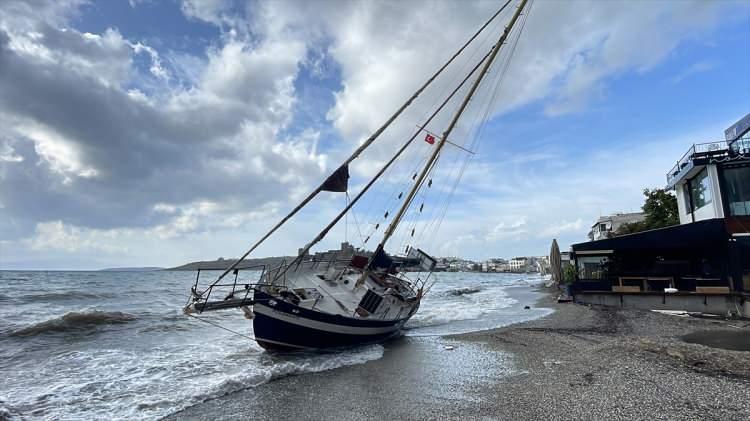<p>Muğla'nın Bodrum ilçesinde de etkili olan sağanak ve fırtına nedeniyle yaklaşık 10 metrelik yelkenli tekne, Kumbahçe sahiline sürüklendi.</p>