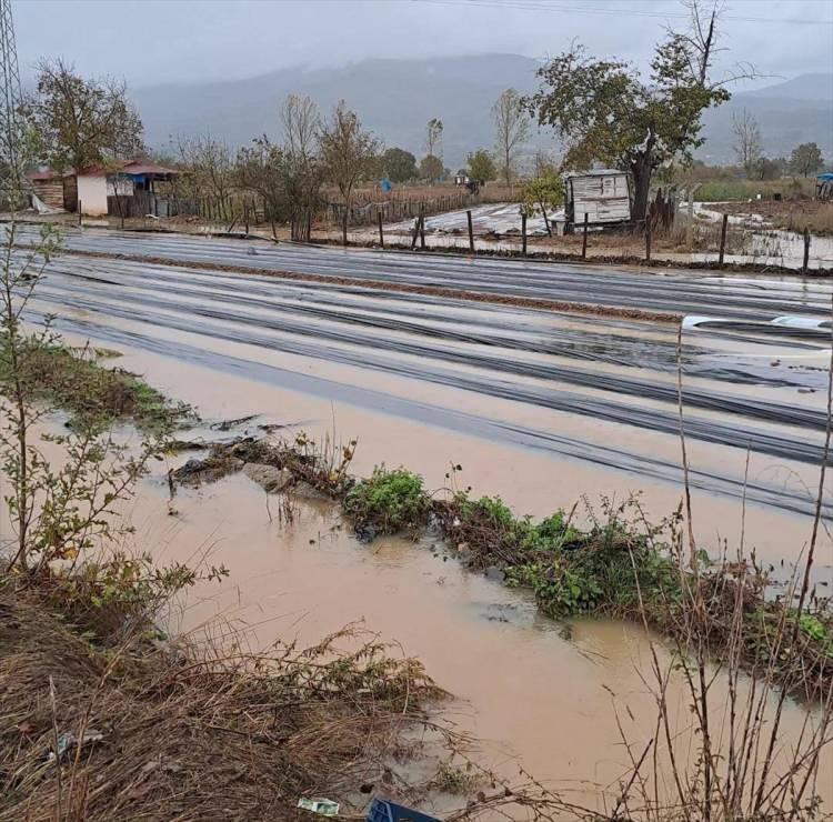 <p>Çanakkale'nin Yenice ilçesinde şiddetli yağış nedeniyle dere taşkını ve su baskınları yaşandı.</p>
<p> </p>