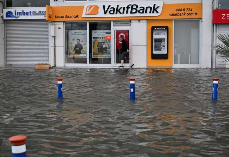 <p>İzmir'in Konak ilçesinin Alsancak semtinde yoğun yağışın ardından denizin taşması sonucu yollar su altında kaldı.</p>