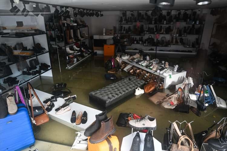 <p>Çok sayıda iş yeri, apartman ve dükkanı su bastı.</p>