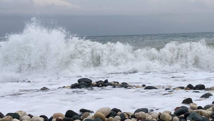 <p>Meteorolojinin uyardığı fırtına Doğu Akdeniz'de etkili olurken, Mersin sahillerinde bazı bölgelerde dalgaların 3-4 metreye kadar çıkması dikkat çekti.</p>