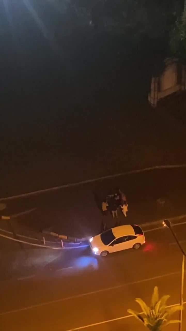 <p>Adana’da dün başlayan sağanak yağış şehirde birçok yerde su baskınlarına neden olurken, bazı vatandaşlar ise sağanak yağış ve şimşek altında halay çekti.</p>
