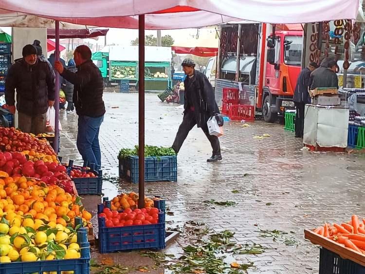 <p>Afyonkarahisar’ın Şuhut ilçeden aniden bastıran sağanak yağışı ile şiddetli rüzgar pazarcı esnafına zor anlar yaşatırken, birçok esnaf öğle saatlerinde tezgahını toplamak zorunda kaldı.</p>