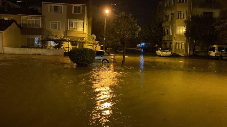 <p>Edirne’nin Uzunköprü ilçesinde akşam saatlerinde bağlayan sağanak yağış nedeniyle yollar göle dönerken, kanalizasyonlar yağışa dayanamayarak taştı. Su dolan yolda bir araç mahsur kaldı.</p>
