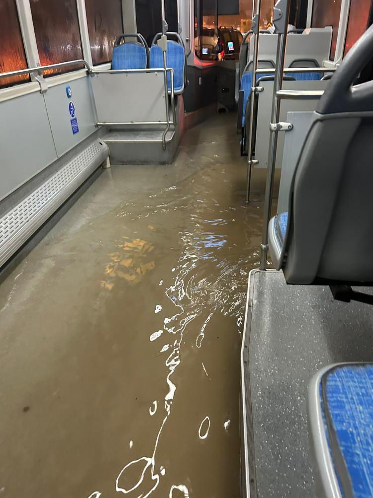 <p>Meteoroloji’nin turuncu kod uyarısı verdiği Antalya’da şiddetli yağış nedeniyle araçlar yolda kaldı, rögarlar taştı, halk otobüslerine su doldu.</p>