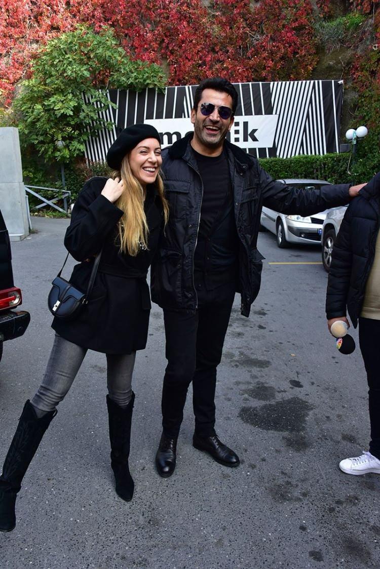 <p><span style="color:#000000"><strong>2016 yılında kendisi gibi oyuncu olan Kenan İmirzalıoğlu ile dünyaevine giren Sinem Kobal, 2020 yılında ilk kızı Lalin'i, 2022 yılında ise ikinci kızı Leyla'yı kucağına alarak anne olma sevinci yaşamıştı. Mutlu aile yaşantısıyla dikkatleri üzerine çeken güzel oyuncu, bir süredir ekranlardan uzak kaldı.</strong></span></p>