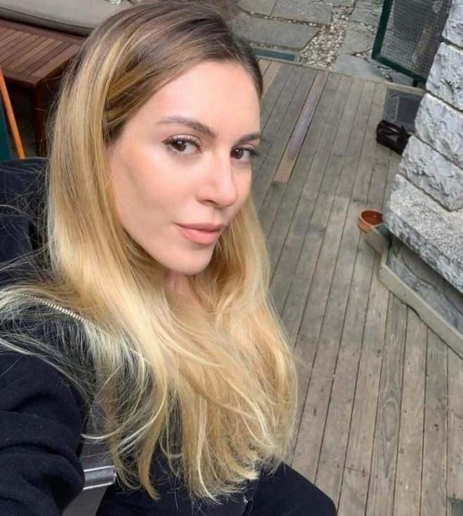 <p><span style="color:#000000"><strong>Çocuklarıyla zaman geçirmekten büyük mutluluk duyduğunu dile getiren Kobal, "Her gün aile olmanın tecrübesine ve heyecanına gözümü açıyorum. Kendime zaman ayırıyorum, kızlarımla birlikte çok şey öğreniyorum. Her gün sürprizli yeni bir macera... Zor oluyor ama çocuklarımızı sosyal medyadan uzak tutuyoruz." ifadelerini kullandı.</strong></span></p>