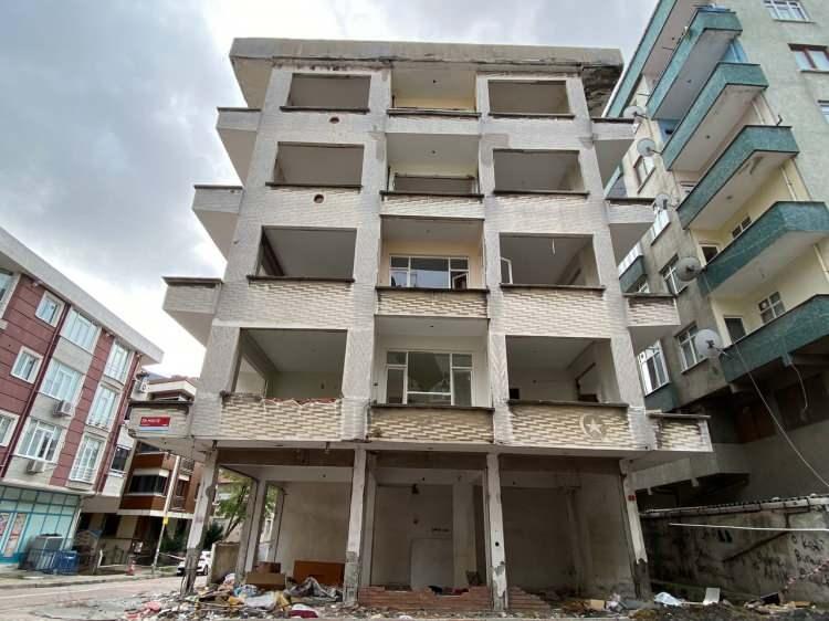 <p>Her gün önünden yüzlerce kişi ve aracın geçtiği bina, yapılan haberin ardından belediye ekiplerince bugün öğle saatlerinde başlayan çalışmayla kontrollü şekilde yıkıldı. </p>