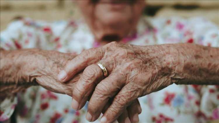 <p>Türkiye'de erkeklerde beklenen yaşam süresi ortalama 73.7 yılken, kadınlarda bu süre ortalama 79.4 yıla ulaşıyor.</p>