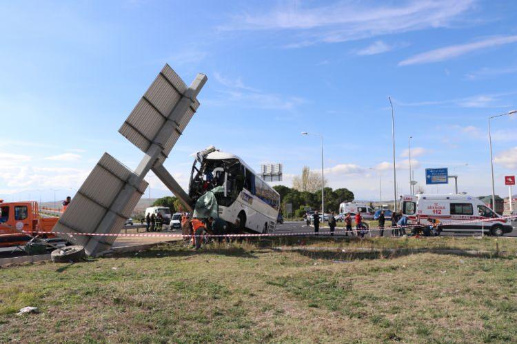<p>Kazada sürücüler ile otobüste bulunan muavin, rehber ve Tayland uyruklu 26 turist yaralandı.</p>