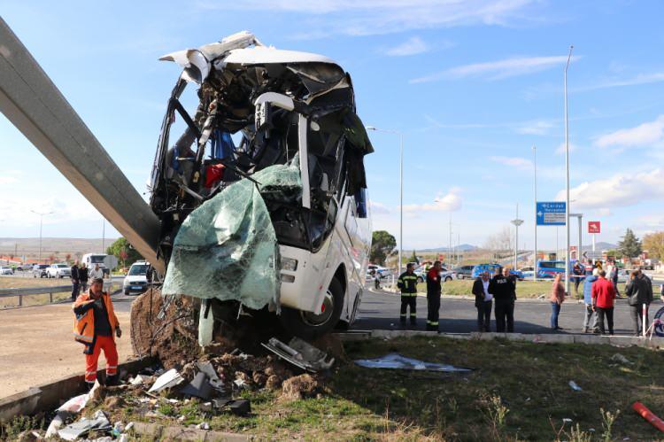 <p>Yaralılar çevredeki hastanelere sevk edildi.</p>