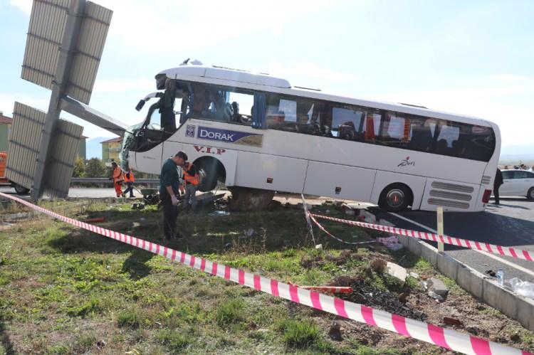 <p>Denizli'nin Çardak ilçesinde Taylandlı turist kafilesini taşıyan otobüsle otomobilin çarpışması sonucu 2 kişi öldü, 28 kişi yaralandı.</p>
