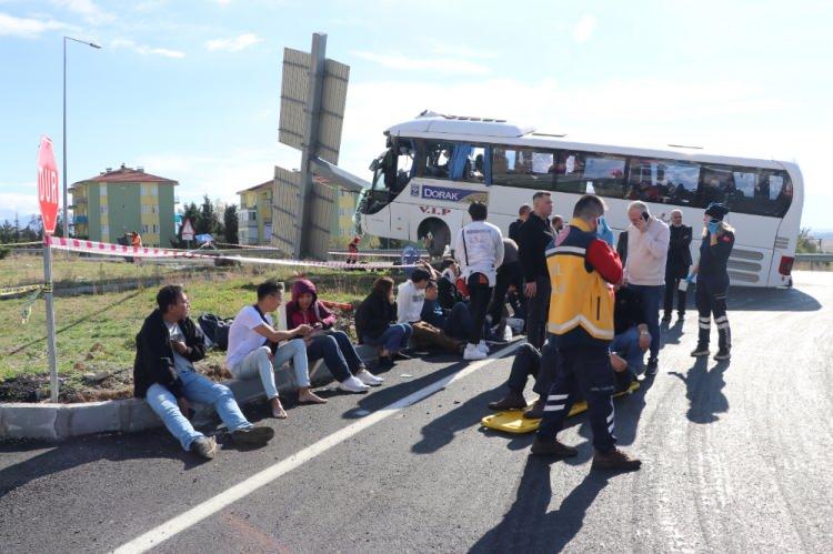 <p>Pamukkale Üniversitesi Hastanesine kaldırılan yaralılardan Mehmet İlhan ile Denizli Devlet Hastanesine kaldırılan yaralılardan Tayland uyruklu turist Suwicha Yamsuk (50), müdahaleye rağmen hayatını kaybetti.</p>
