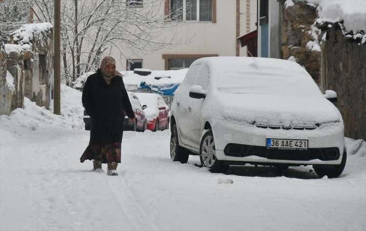 <p>Meteoroloji Genel Müdürlüğü tarafından yapılan son değerlendirmelere göre: Ülkemiz genelinin parçalı ve çok bulutlu, Marmara, Kıyı Ege, Batı Akdeniz, Batı Karadeniz ile Manisa, Denizli, Rize, Artvin ve Ardahan çevrelerinin yağmur ve sağanak yağışlı geçeceği tahmin ediliyor. Yağışların; Muğla çevreleri ile İzmir'in kuzey, Balıkesir'in batı kesimlerinde yer yer kuvvetli olması bekleniyor. Sabah ve gece saatlerinde iç ve doğu bölgelerde yer yer pus ve sis hadisesi görüleceği tahmin ediliyor.</p>
