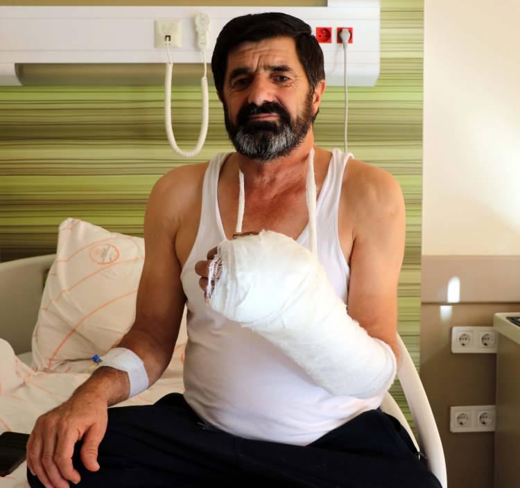 <p>Tokat'ın Pazar ilçesi Ovacık Gölü Mahallesi'nde yaşayan Hacı Mehmet Öz, 30 Ekim'de inşaat halindeki evinin çatısını onarmak için merdivenle çatıya çıktı. Öz, çatıda malzemeleri kestiği sırada sol eli, kullandığı elektrikli spiral makinesinin isabet etmesi sonucu bileğinden itibaren koptu.</p>
