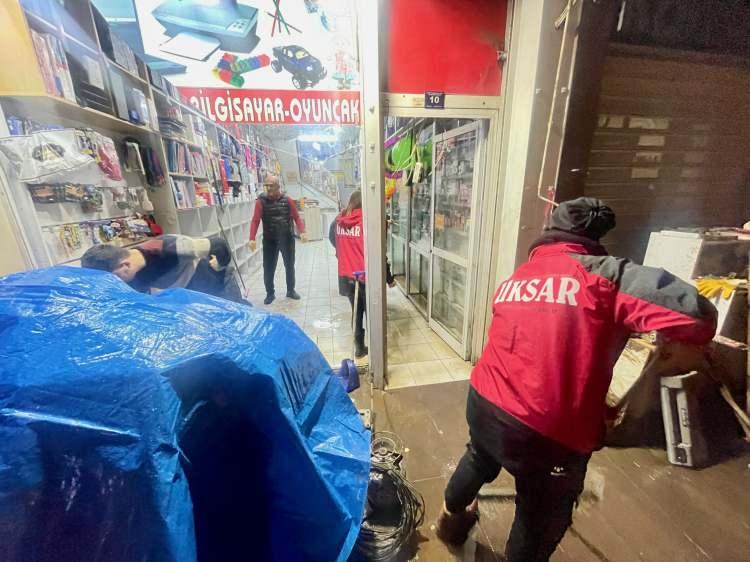 <p>Onlarca ev ve iş yeri kullanılamaz hale gelirken vatandaşlar bölgede temizlik çalışması başlattı. </p>