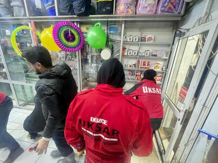 <p>Defterdarlık Zarar Tespit Grubunca yapılan zarar tespitlerinde şu ana kadar 54 konutun ve 226 iş yerinin zarar gördüğünü bildiren Yerlikaya, AFAD İl Müdürlüğünce yapılan etütlerde heyelandan 10 konutun etkilendiğini, bir konutun kalıcı olarak boşaltıldığını ve 9 konut için önlem alınmasına dair raporun hazırlandığını aktardı.</p>
<p> </p>