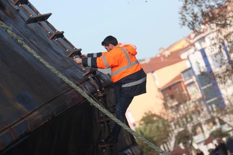<p>Yerlikaya, Tarım İl Müdürlüğünce şu ana kadar yapılan tespitlerde 135 sera ile 76 balıkçı teknesinin zarar gördüğünü ifade etti. </p>