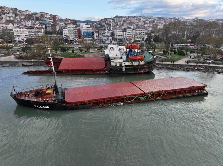 <p>Yerlikaya, "Bugün itibarıyla Karadeniz Ereğli ilçemiz Genel Hayata Etkili Afet Bölgesi ilan edildi. 4 vatandaşımızın hayatını kaybettiği ve 11 vatandaşımızın da kayıp olduğu Karadeniz Ereğli'sinde AFAD gönüllülerimiz sokakları temizliyor, su basan iş yeri ve evlerde hayatın normale dönmesi için canla başla çalışıyor.</p>
<p> </p>
<p>Karadeniz Ereğli'sindeki hemşehrilerime tekrar geçmiş olsun dileklerimi sunuyorum. AFAD gönüllülerimizin her birine ayrı ayrı teşekkür ediyorum."</p>
