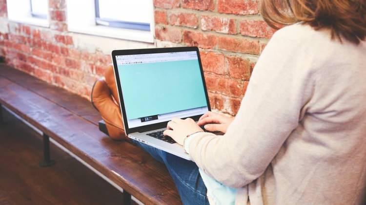 <p><strong>Öte yandan Merriam-Webster sözlüğü, "bir kişinin kendi gerçeklerini sorgulamasına neden olacak şekilde manipüle edilmesini" tanımlamak için kullanılan bir terim olan "gaslighting"i "2022'nin kelimesi" ilan etmişti.</strong></p>
<p> </p>