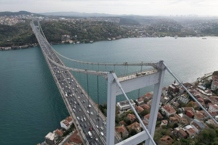 <p>Çalışmalar hakkında bilgi veren Karayolları 1.Bölge Müdürlüğü Yapım Kontrol Şefi Zafer Ocakhanoğlu, Fatih Sultan Mehmet Köprüsü'nde askı halatı değiştirilme çalışmalarına 2023 yılında başladık. Şu anda montajda 120 çiftin 112 'si tamamlandığını ifade etti.</p>
